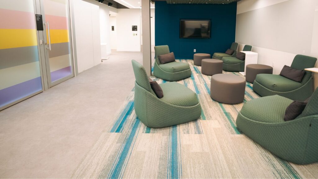 Foto de Sala de conforto em empresa de tecnologia com poltronas